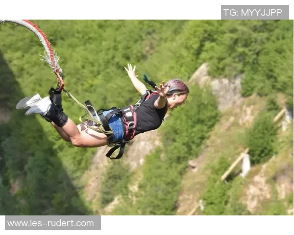 杨娜专访：从初学者到攀岩高手的奋斗与成长之路